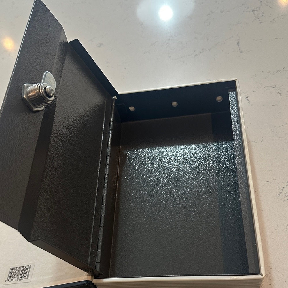 Secret Book Safe with Key Lock - Picture 5 of 7